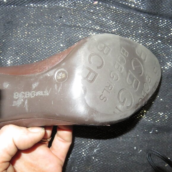 BOGO BCBGeneration BCBGirls Brown Leather Retro Prep Chunky Heel Button Pumps 8 - Picture 11 of 12